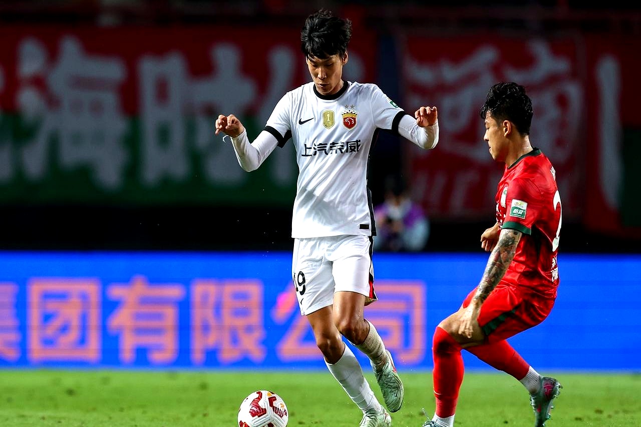 赛地聚焦：荷甲赛后热度飙升，本菲卡止住颓势，球迷炸锅，资深球员宣示担当的简单介绍